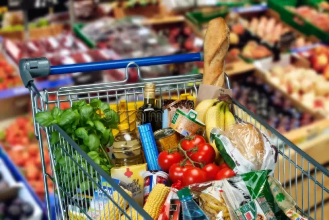 carrinho-de-compras-com-alimentos-40661207