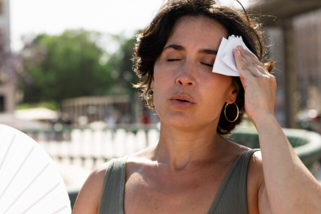 mulher-mais-velha-lutando-com-alta-temperatura